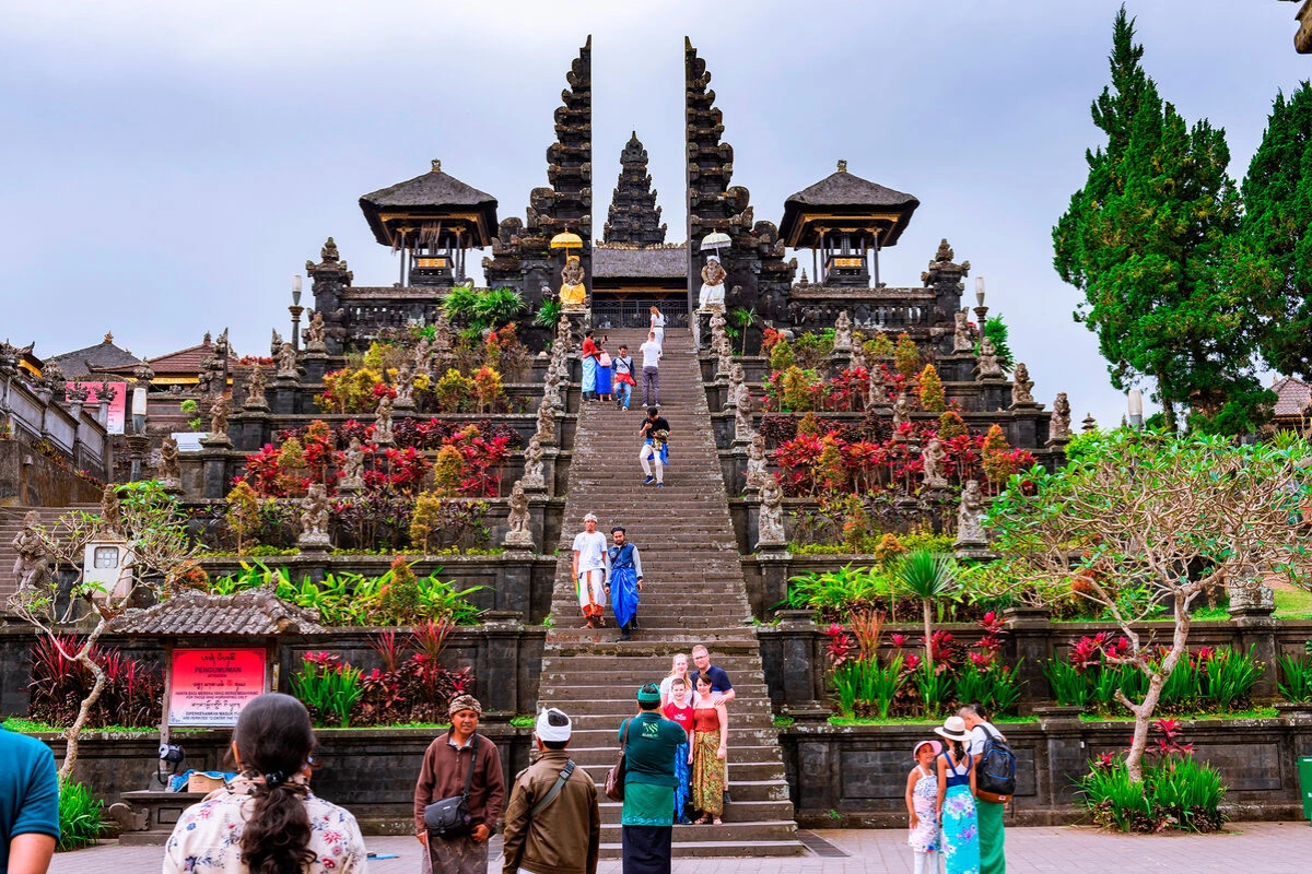 Власти Индонезии пожаловались на чрезмерный туризм на Бали